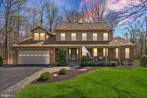 6165 Pohick Station Dr, Fairfax Station, VA 22039