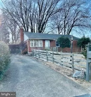 6608 Oak Dr, Alexandria, VA 22306