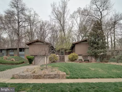8712 Mary Lee Ln, Annandale, VA 22003