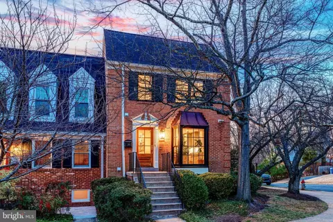 Exterior - 1100 Pine Hill Rd, Mclean, VA 22101 photo 2 of 11