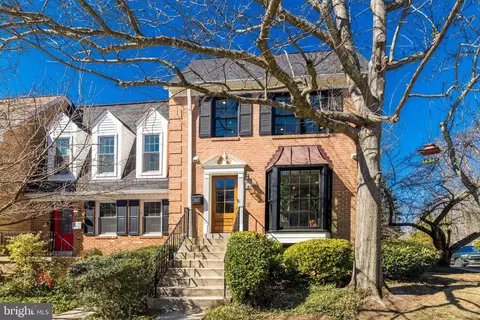 Exterior - 1100 Pine Hill Rd, Mclean, VA 22101 photo 4 of 11