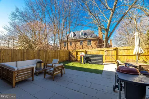 Exterior - 1100 Pine Hill Rd, Mclean, VA 22101 photo 8 of 11