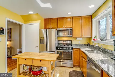 7606 Lauralin Pl, Springfield, VA 22150 photo 10