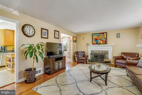 7606 Lauralin Pl, Springfield, VA 22150 photo 6