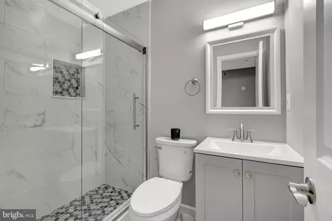 Bath - 6623 Burlington Pl, Springfield, VA 22152 photo 3 of 4