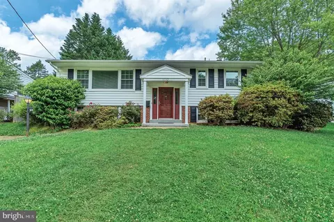 1110 Lakewood Dr SW, Vienna, VA 22180