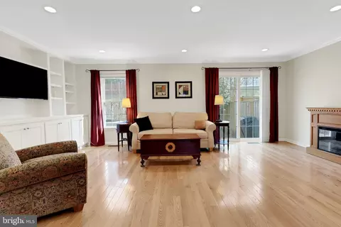 Living - 7303 Rolling Oak Ln, Springfield, VA 22153 photo 2 of 7