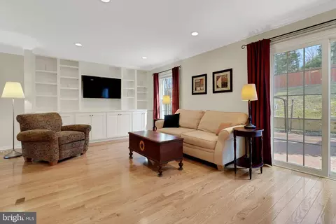 Living - 7303 Rolling Oak Ln, Springfield, VA 22153 photo 3 of 7