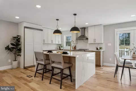 820 Walker Rd, Great Falls, VA 22066