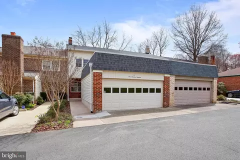 1018 Moorefield Hill Pl SW, Vienna, VA 22180