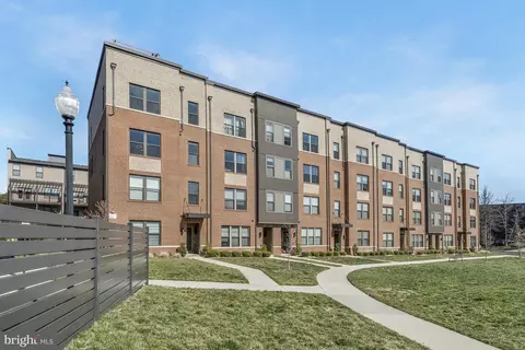 27 Silverway Dr #34, Herndon, VA 20170