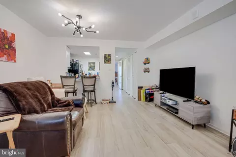 1951 Sagewood Ln #14, Reston, VA 20191