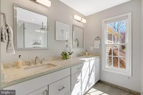 Bath - 11440 Hollow Timber Ct, Reston, VA 20194 photo 3 of 6