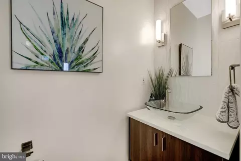 Bath - 11440 Hollow Timber Ct, Reston, VA 20194 photo 1 of 6