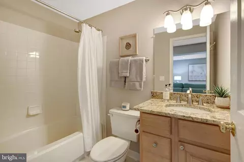 Bath - 11440 Hollow Timber Ct, Reston, VA 20194 photo 6 of 6
