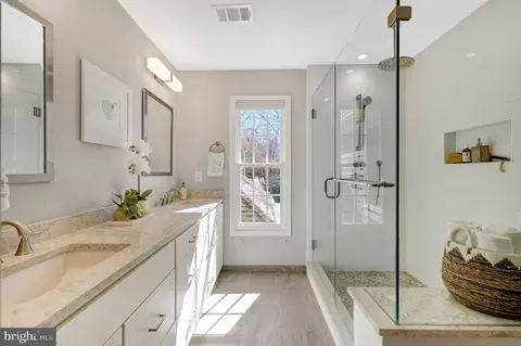 Bath - 11440 Hollow Timber Ct, Reston, VA 20194 photo 2 of 6