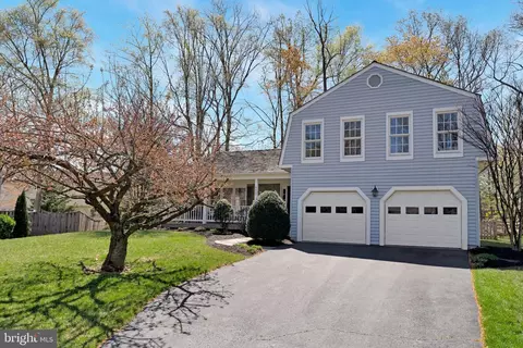 9613 Burnt Oak Dr, Fairfax Station, VA 22039