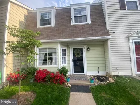 9919 Blake Ln, Oakton, VA 22124
