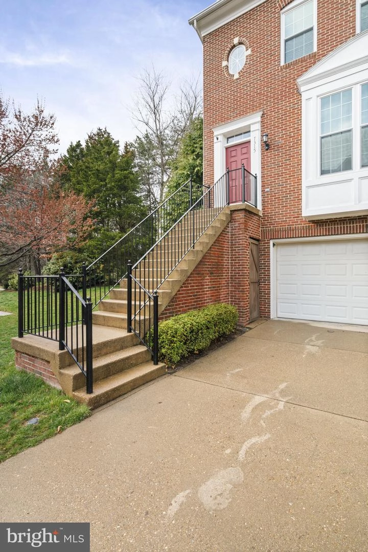 7315 Hampton Manor Pl, Springfield, VA 22150 photo 2