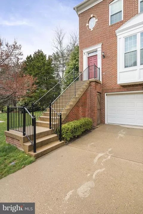 7315 Hampton Manor Pl, Springfield, VA 22150 photo 2