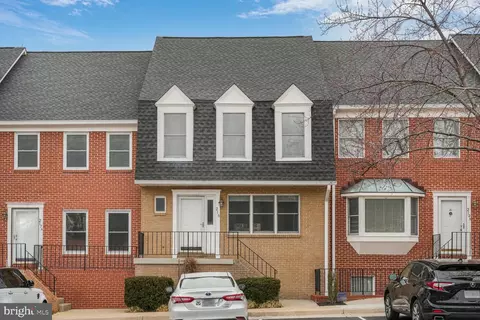 215 Locust St SE #C, Vienna, VA 22180