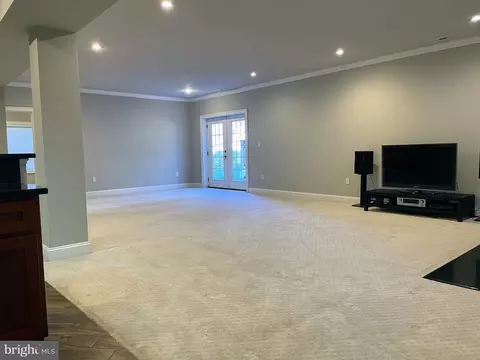 Living - 6936 Espey Ln, Mclean, VA 22101 photo 5 of 6