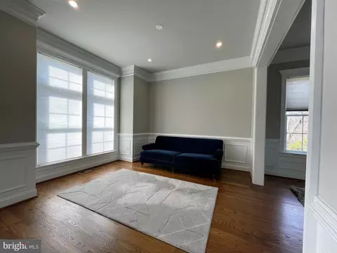 Living - 6936 Espey Ln, Mclean, VA 22101 photo 4 of 6