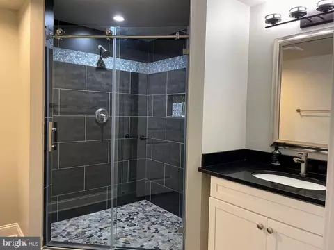 Bath - 6936 Espey Ln, Mclean, VA 22101 photo 5 of 5