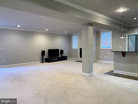 Living - 6936 Espey Ln, Mclean, VA 22101 photo 6 of 6