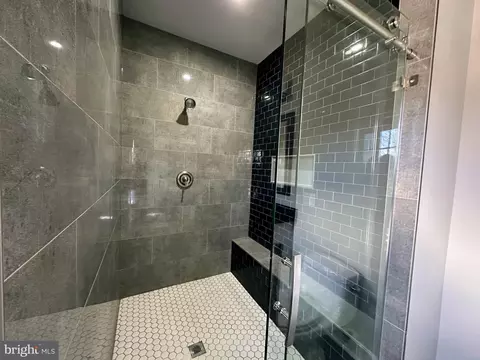 Bath - 6936 Espey Ln, Mclean, VA 22101 photo 4 of 5
