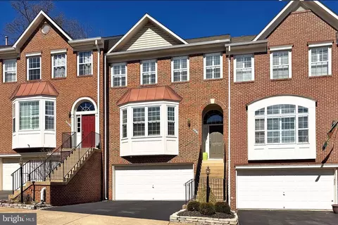 5618 Governors Pond Cir, Alexandria, VA 22310