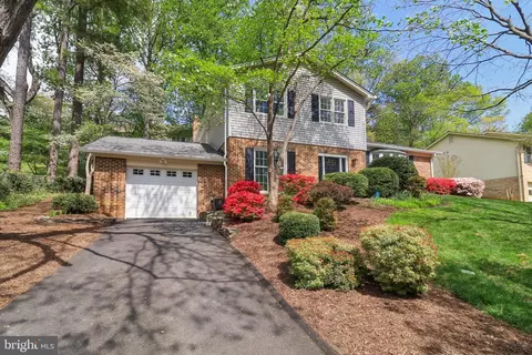1847 Foxstone Dr, Vienna, VA 22182