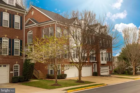 10595 Mason Park Ct, Fairfax, VA 22030