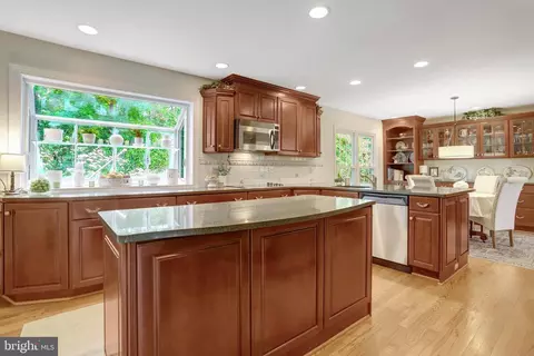 7006 Maple Tree Ln, Springfield, VA 22152 photo 10