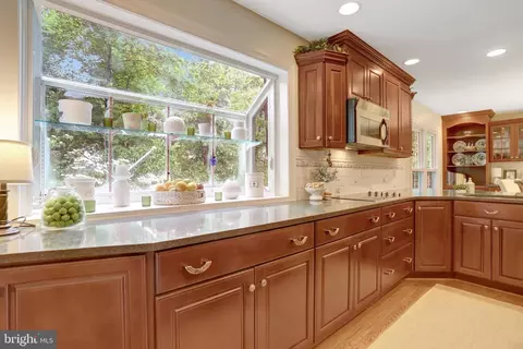 7006 Maple Tree Ln, Springfield, VA 22152 photo 11