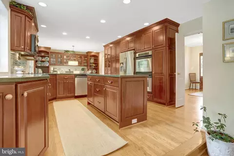 7006 Maple Tree Ln, Springfield, VA 22152 photo 3
