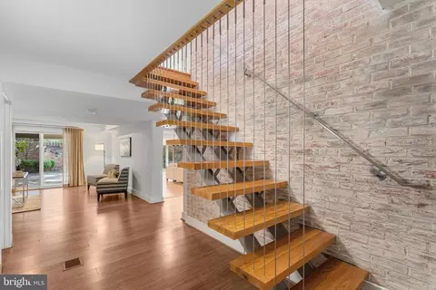 Entry Way - 1436 Laburnum St, Mclean, VA 22101 photo 4 of 7