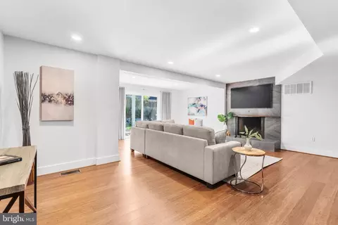 Living - 1436 Laburnum St, Mclean, VA 22101 photo 3 of 7