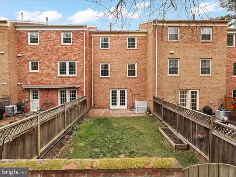 Exterior - 7005 Alicent Pl, Mclean, VA 22101 photo 4 of 9