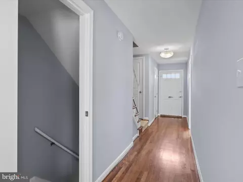 Entry Way - 7005 Alicent Pl, Mclean, VA 22101 photo 3 of 6
