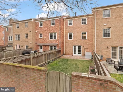 Exterior - 7005 Alicent Pl, Mclean, VA 22101 photo 5 of 9