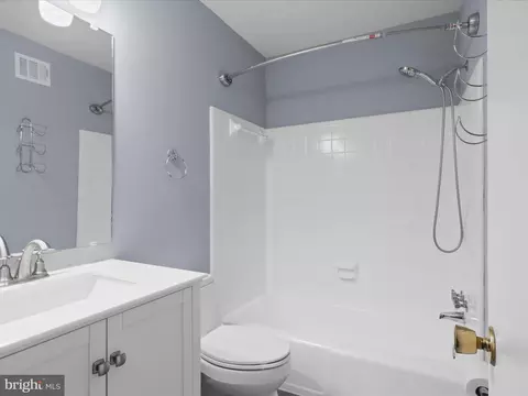Bath - 7005 Alicent Pl, Mclean, VA 22101 photo 2 of 2