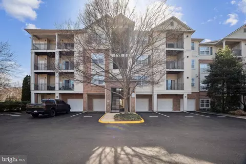12148 Garden Grove Cir #204, Fairfax, VA 22030
