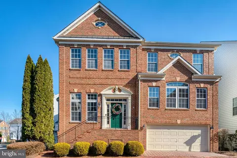 9131 Lake Parcel Dr, Fort Belvoir, VA 22060