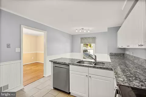 Kitchen - 7223 Olde Lantern Way, Springfield, VA 22152 photo 2 of 2