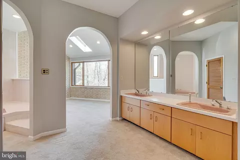 Bath - 745 Potomac River Rd, Mclean, VA 22102 photo 3 of 7