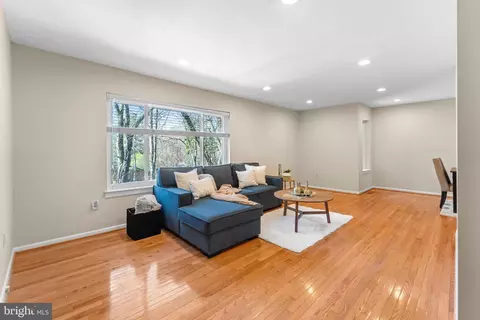 7512 Rolling Rd, Springfield, VA 22153 photo 4