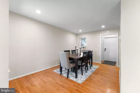 7512 Rolling Rd, Springfield, VA 22153 photo 6