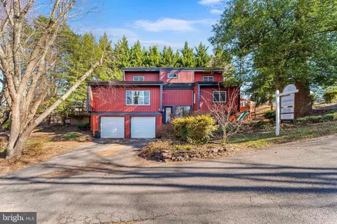 7512 Rolling Rd, Springfield, VA 22153