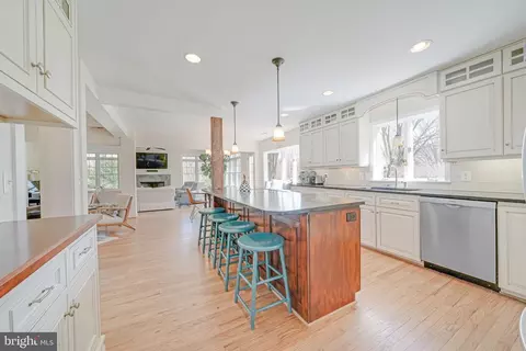 11611 Stuart Mill Rd, Oakton, VA 22124 photo 9